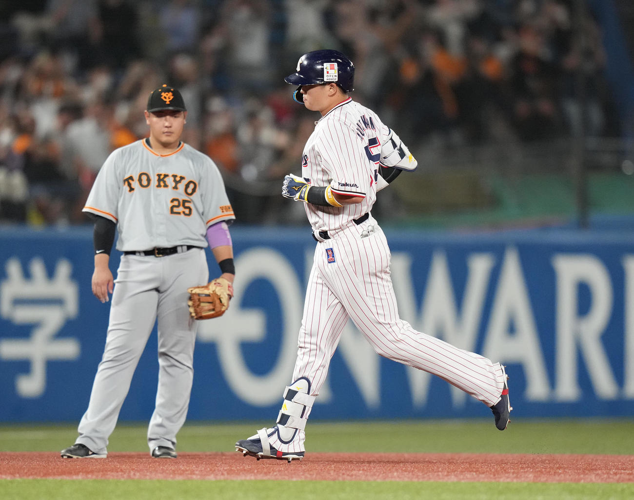 ヤクルト対巨人　9回裏ヤクルト2死一、二塁、55号の3点本塁打を放ちダイヤモンドをまわる村上。左は岡本和（撮影・鈴木みどり）