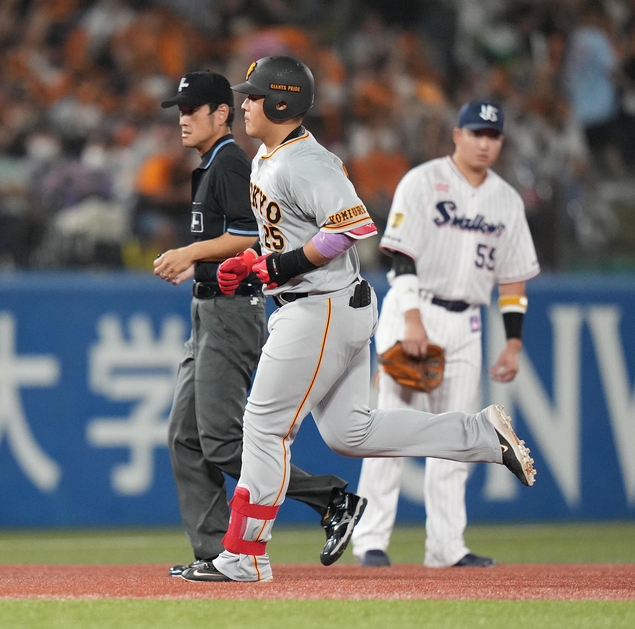 ヤクルト対巨人　4回表巨人1死、中越えソロ本塁打を放ちダイヤモンドをまわる岡本和。右は村上（撮影・鈴木みどり）