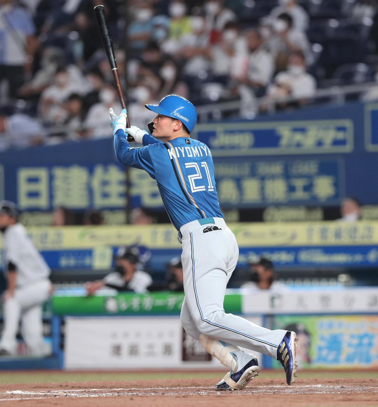 ロッテ対日本ハム　4回表日本ハム1死二塁、右中間に2点本塁打を放つ清宮（撮影・黒川智章）