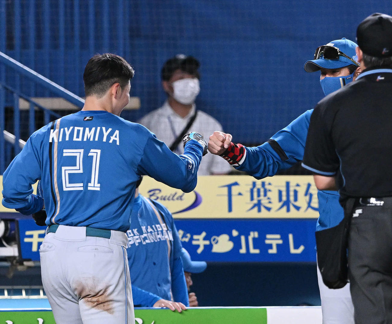 ロッテ対日本ハム　7回表を終え日本ハム清宮（左）とタッチを交わす新庄監督（撮影・滝沢徹郎）