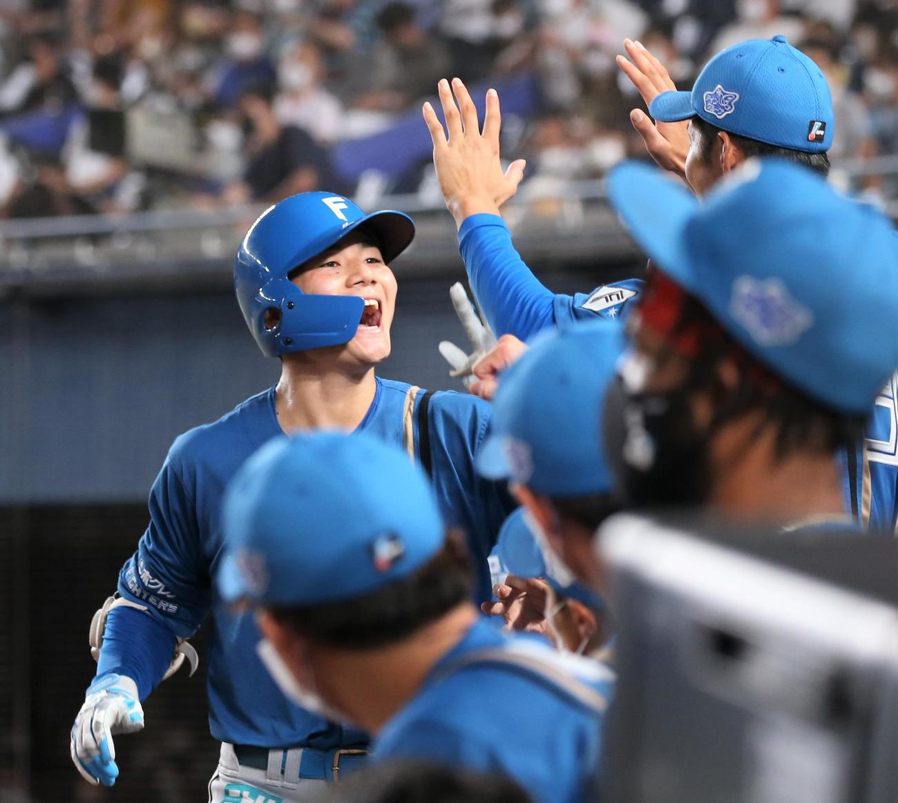 ロッテ対日本ハム　5回表、3点本塁打を放った清宮はナインに出迎えられ笑顔（撮影・黒川智章）