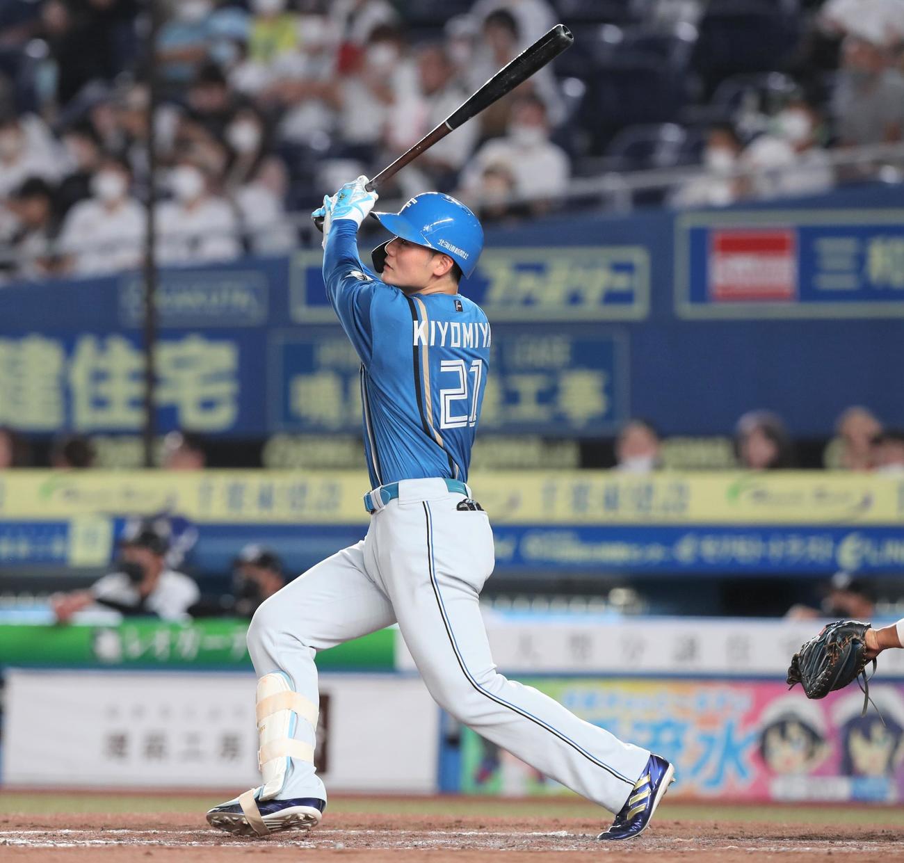 ロッテ対日本ハム　4回表日本ハム1死二塁、右中間に2点本塁打を放つ清宮（撮影・黒川智章）