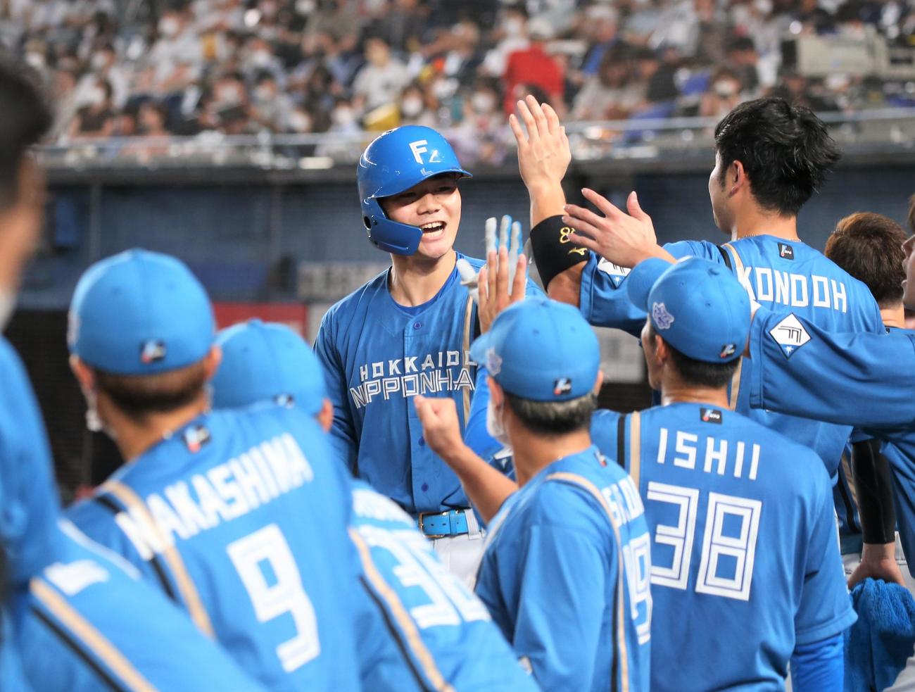 ロッテ対日本ハム　4回表日本ハム1死二塁、2点本塁打を放ちナインに出迎えられる清宮（撮影・黒川智章）