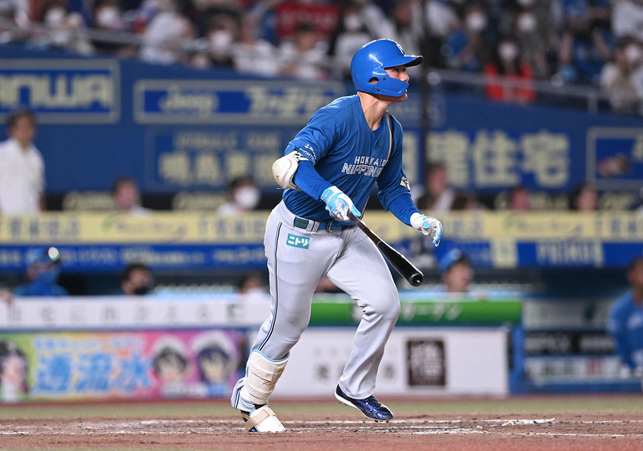 ロッテ対日本ハム　5回表日本ハム2死二、三塁、清宮は右越え3点本塁打を放つ（撮影・滝沢徹郎）