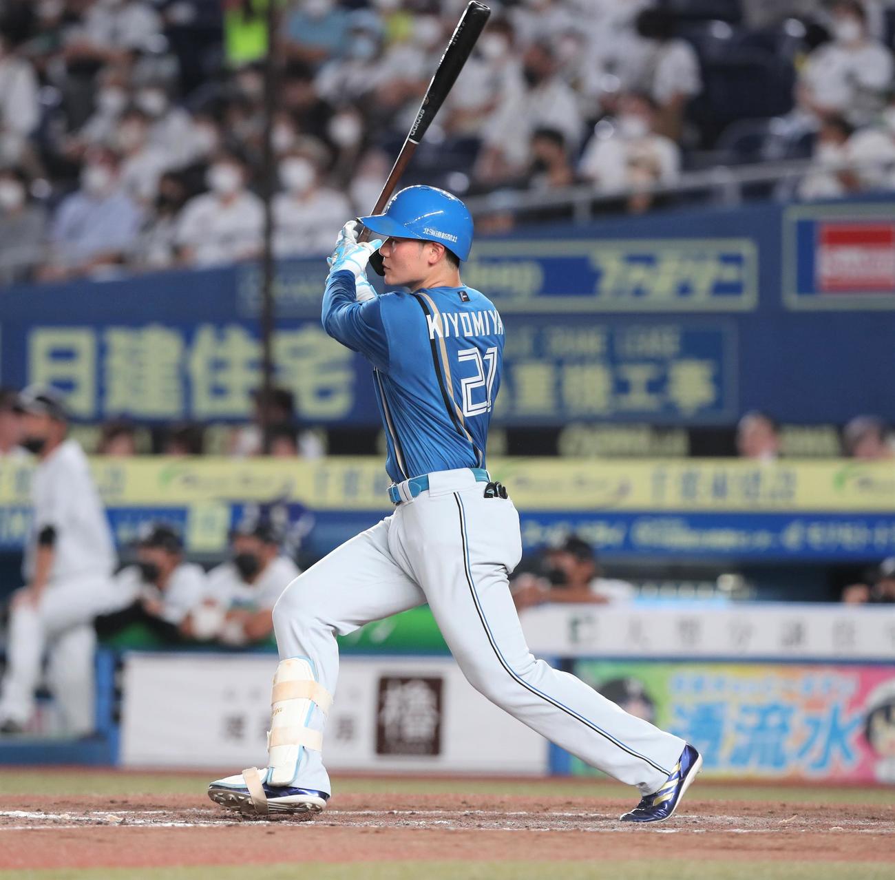 ロッテ対日本ハム　5回表日本ハム2死二、三塁、右越え3点本塁打を放つ清宮（撮影・黒川智章）