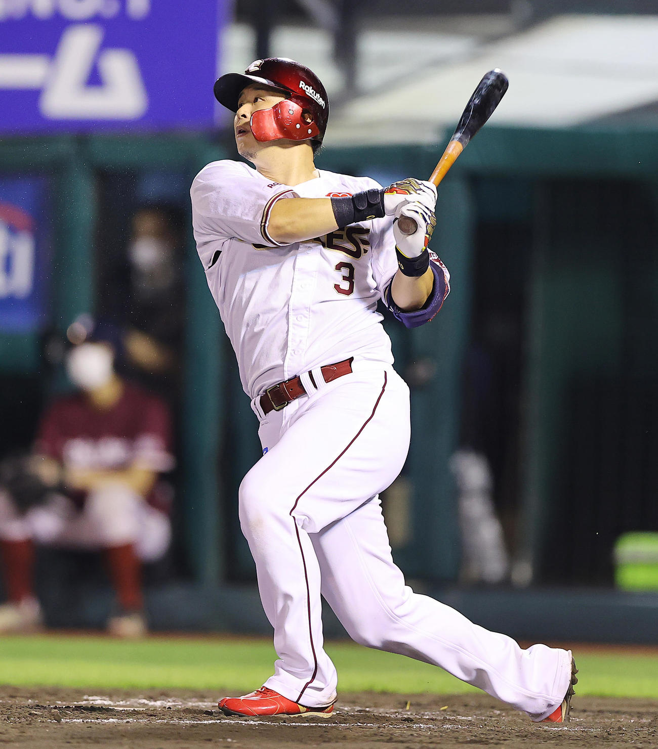 楽天対オリックス　7回裏楽天無死一、三塁、3点本塁打を放つ浅村（撮影・垰建太）