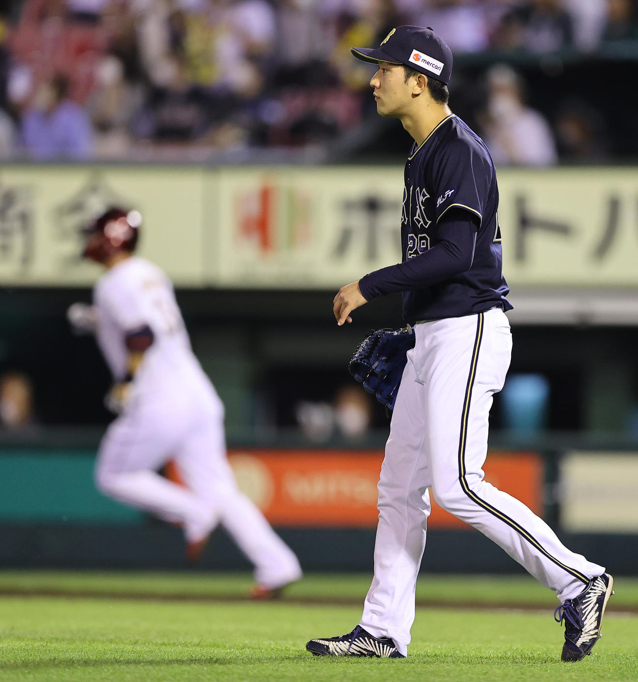 楽天対オリックス　7回裏楽天無死一、三塁、浅村（左）に3点本塁打を浴びる田嶋（撮影・垰建太）