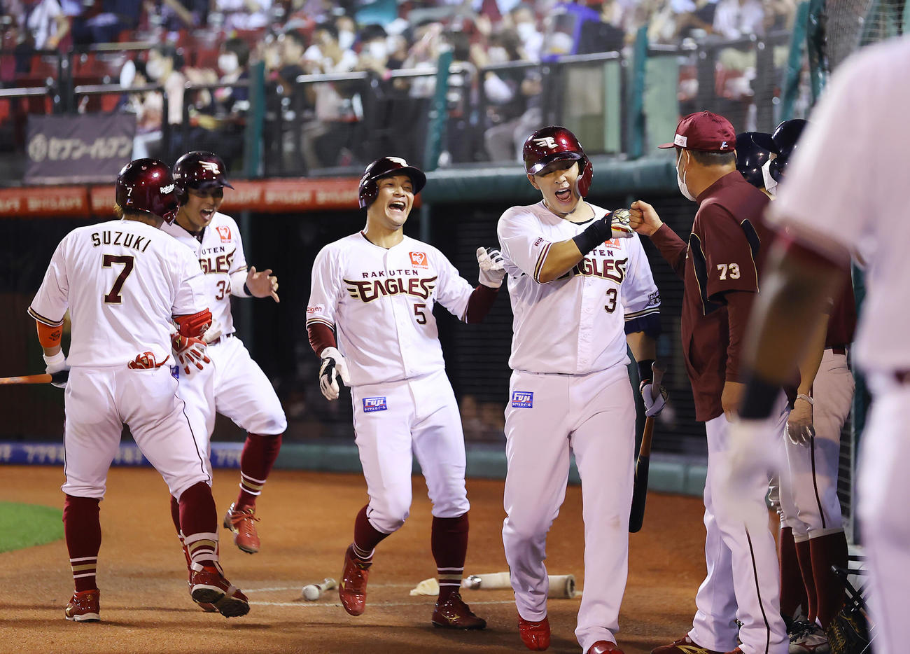 楽天対オリックス　7回裏楽天無死一、三塁、3点本塁打を放ちナインの出迎えに雄たけびを上げる浅村（左から4人目）（撮影・垰建太）