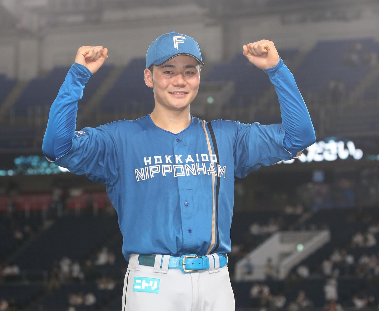 ロッテ対日本ハム　試合後、ガッツポーズの清宮（撮影・黒川智章）