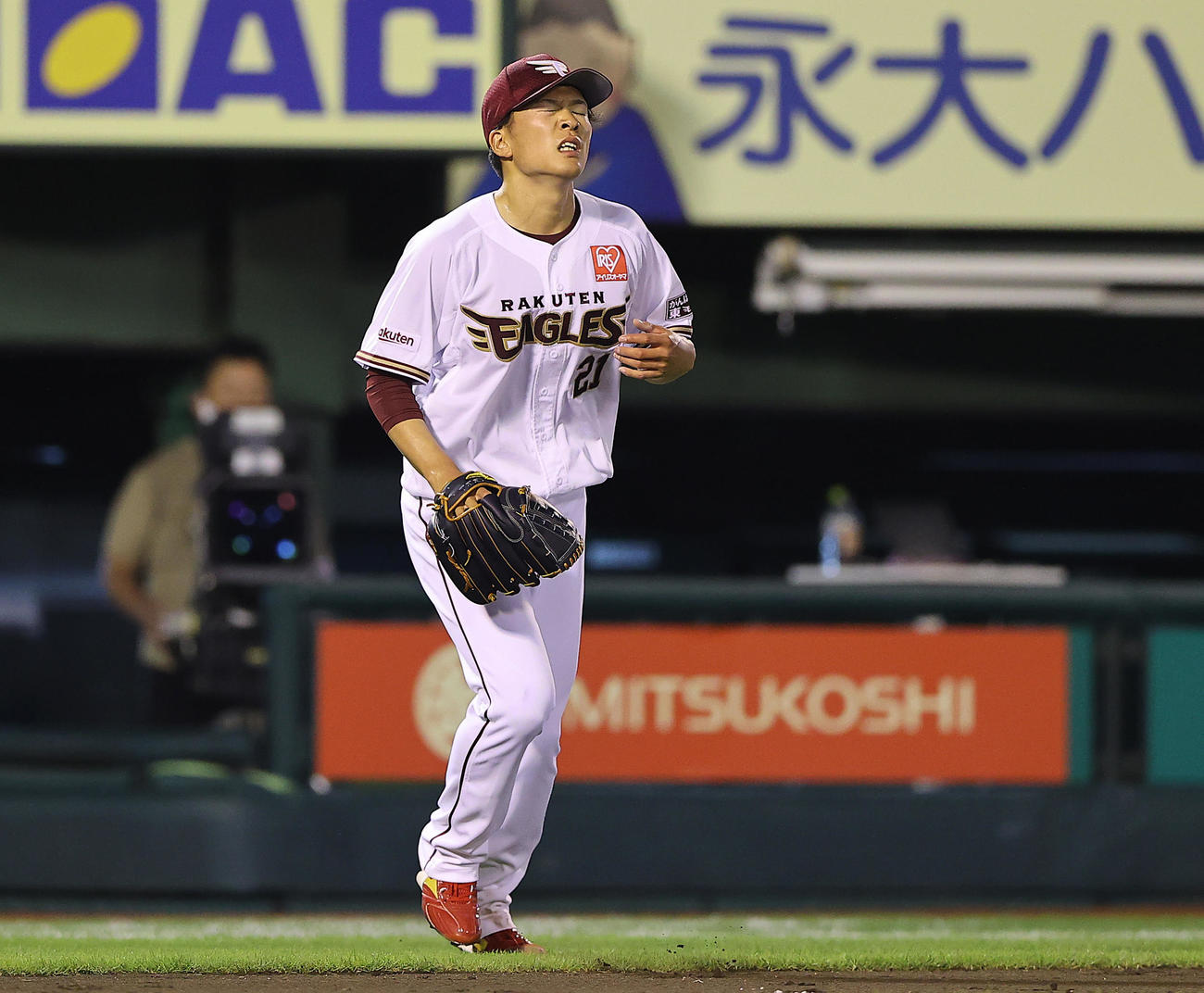 楽天対オリックス　4回表の登板を終え2失点の楽天先発の早川は悔しげな表情を見せる（撮影・垰建太）
