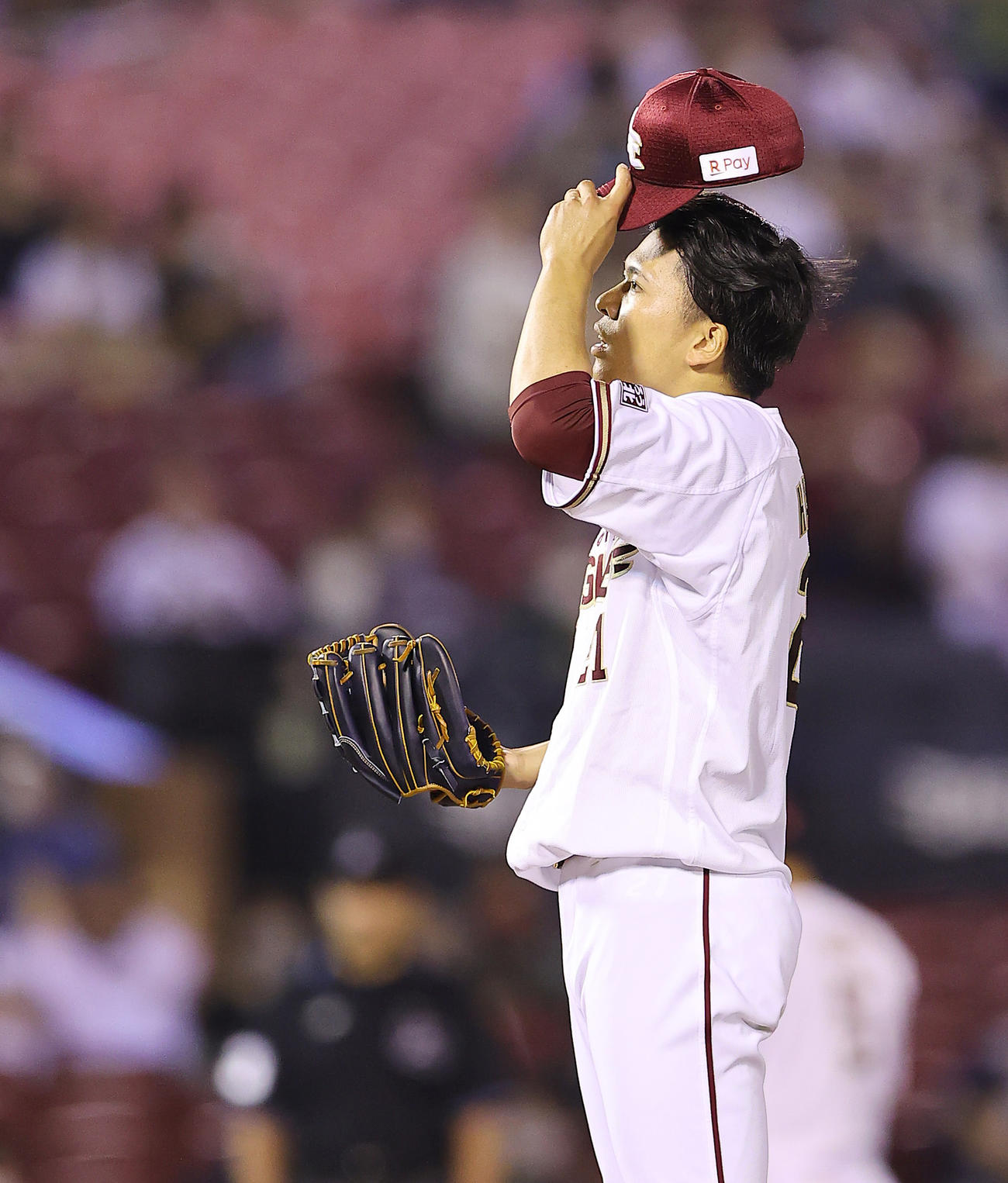 楽天対オリックス　2回表オリックス無死、頓宮に四球を与え渋い表情の早川（撮影・垰建太）