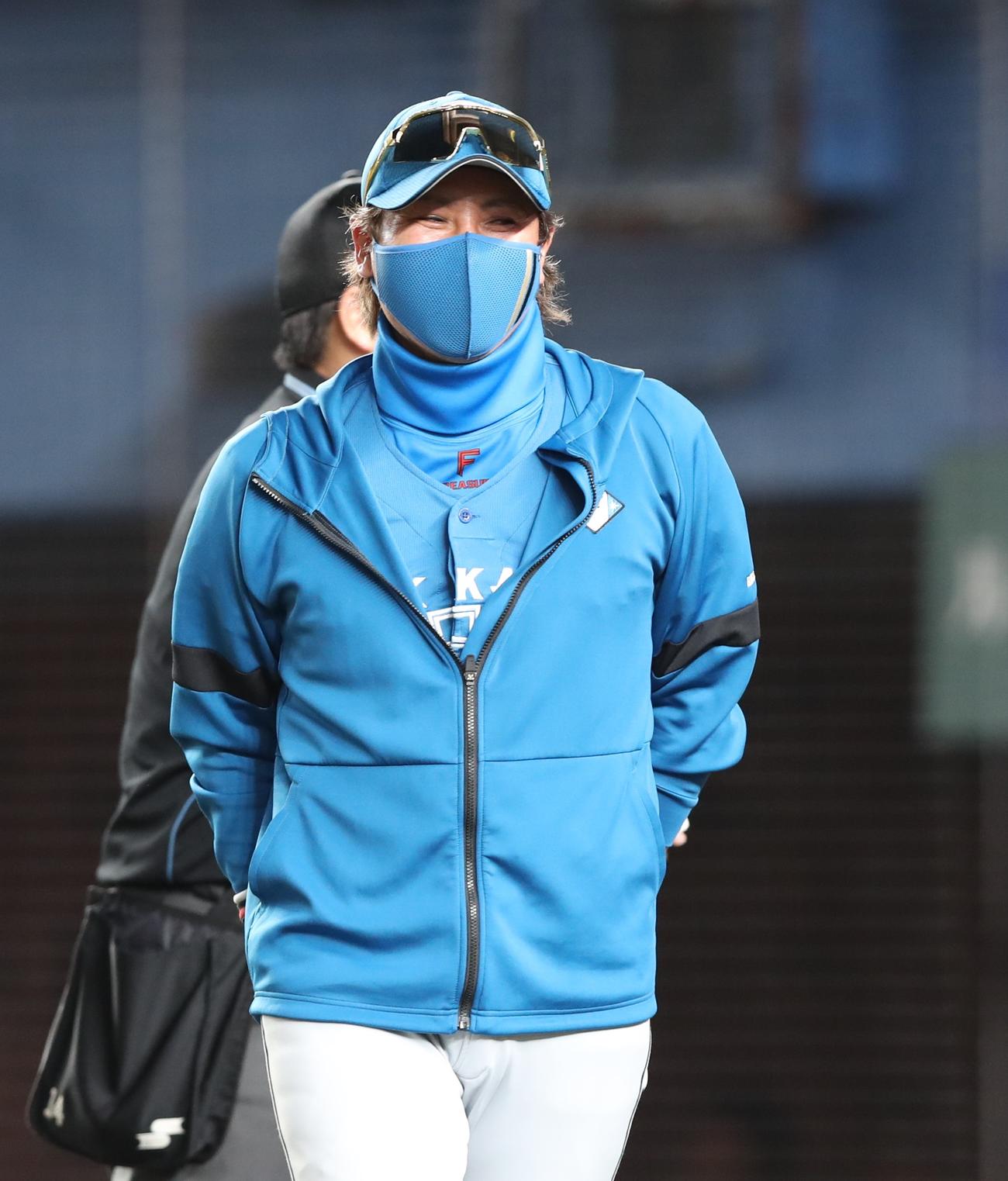 ロッテ対日本ハム　笑顔で選手交代を告げる新庄監督（撮影・黒川智章）