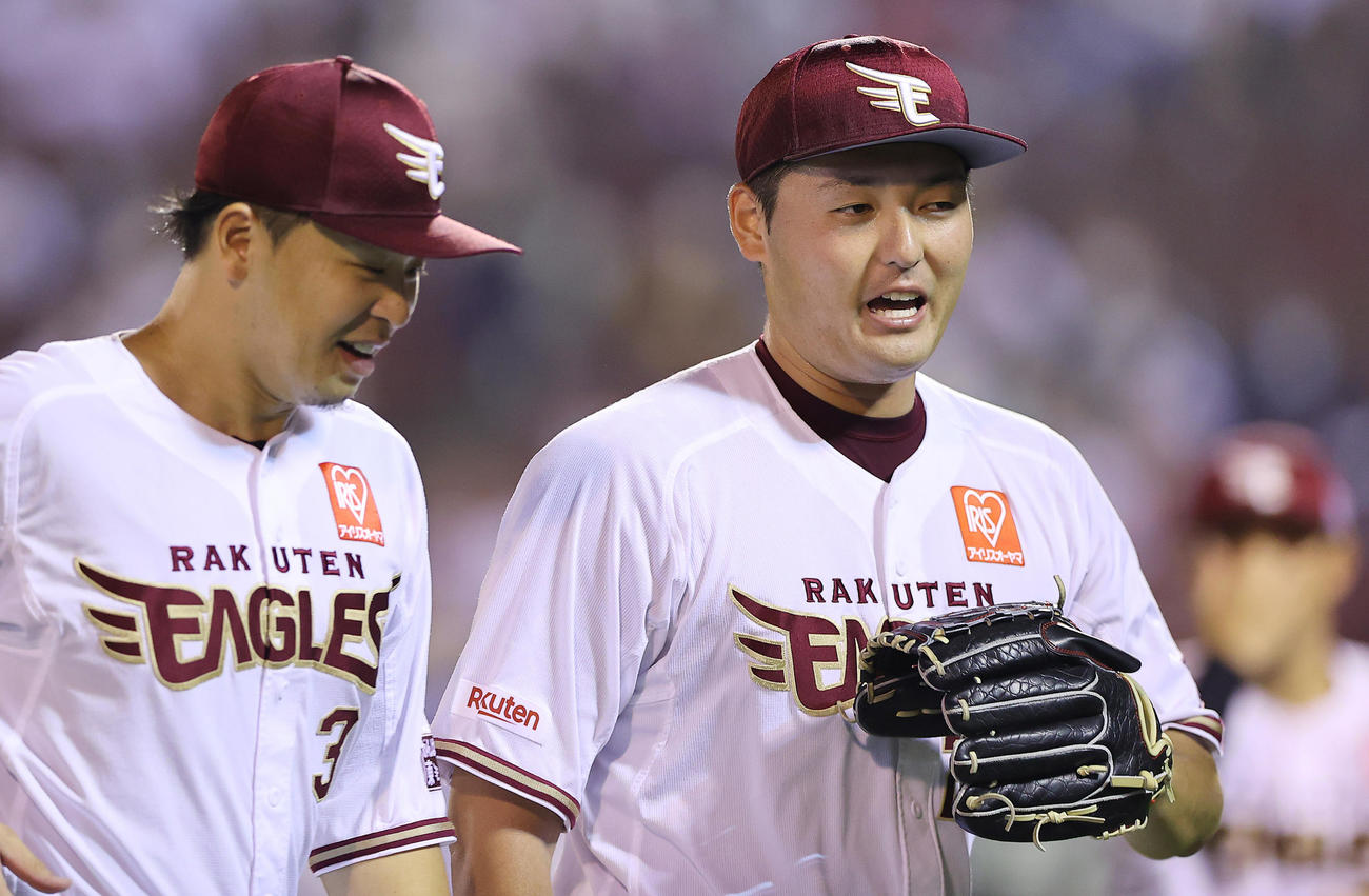 楽天対オリックス　6回表オリックス2死満塁、杉本を三振に仕留め笑顔を見せる安楽（右）（撮影・垰建太）