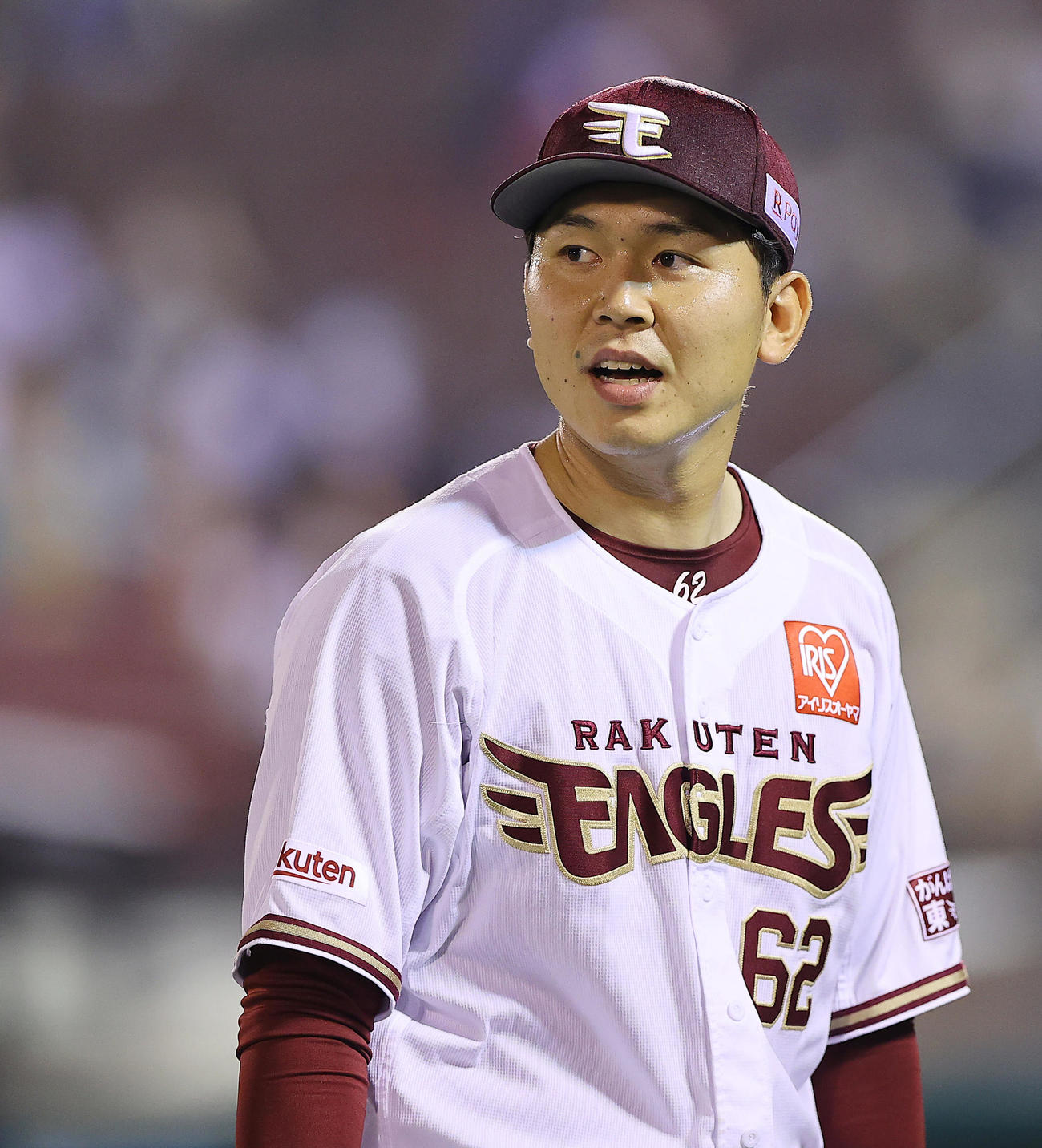 楽天対オリックス　8回表オリックス2死一、二塁、頓宮を三振に仕留め無失点で切り抜けた西口はほっとした表情を見せる（撮影・垰建太）