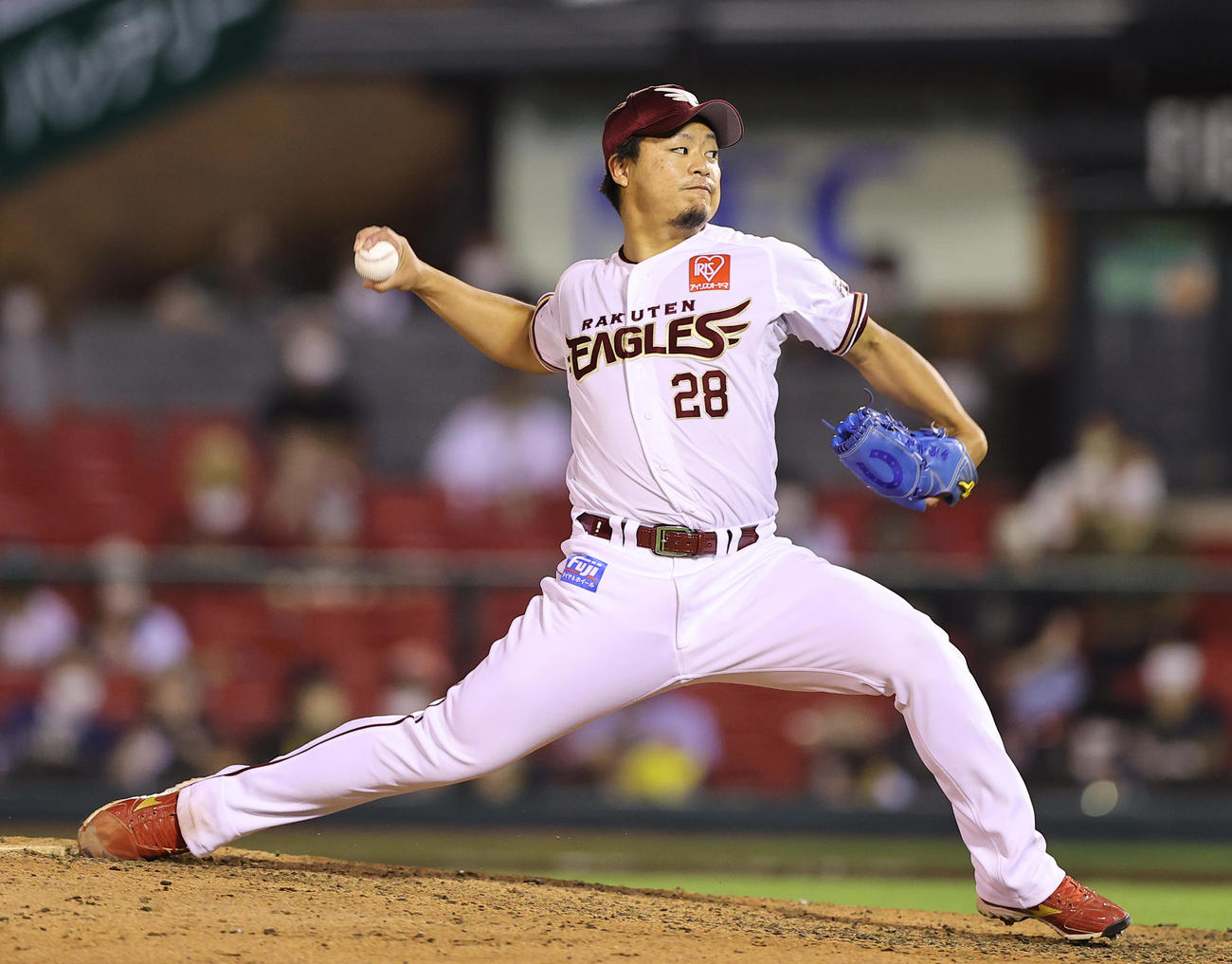 楽天対オリックス　12回表、楽天8番手で登板し力投する酒居（撮影・垰建太）