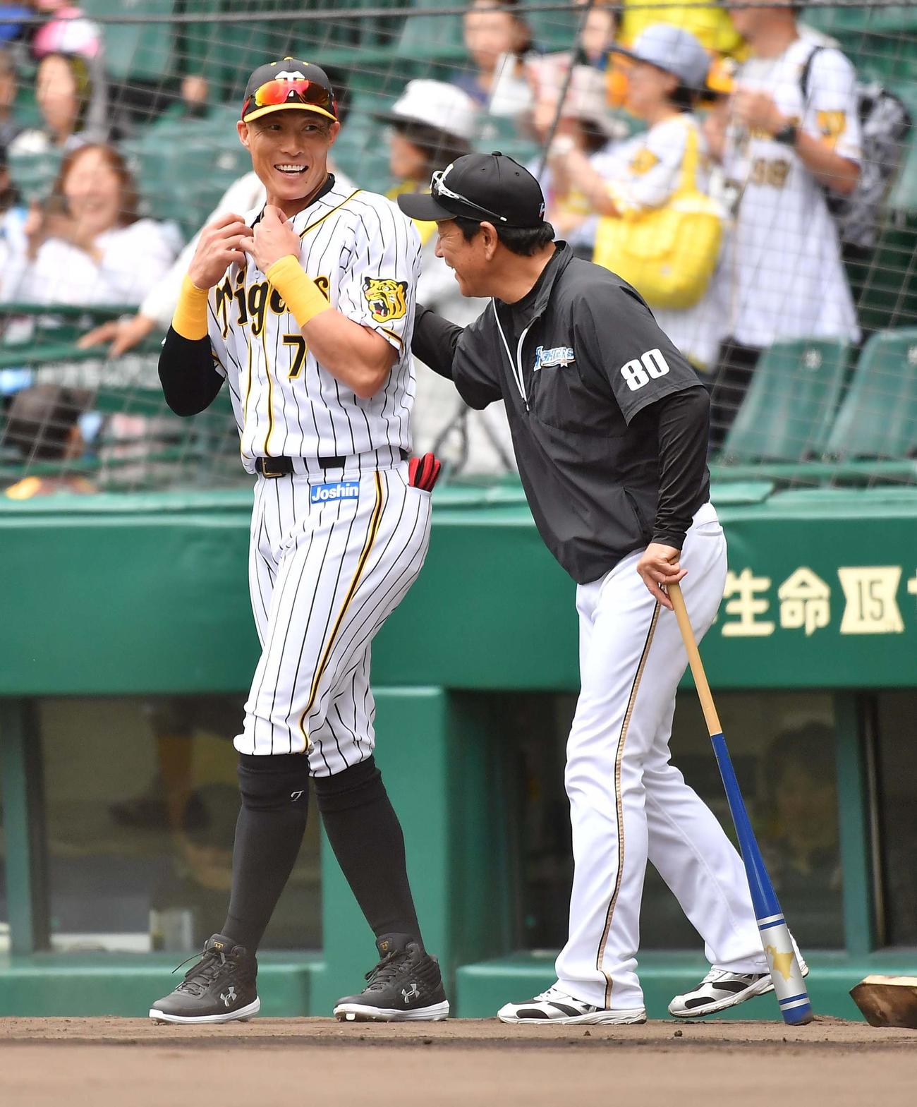 2019年6月、栗山英樹監督（右）と談笑する糸井嘉男