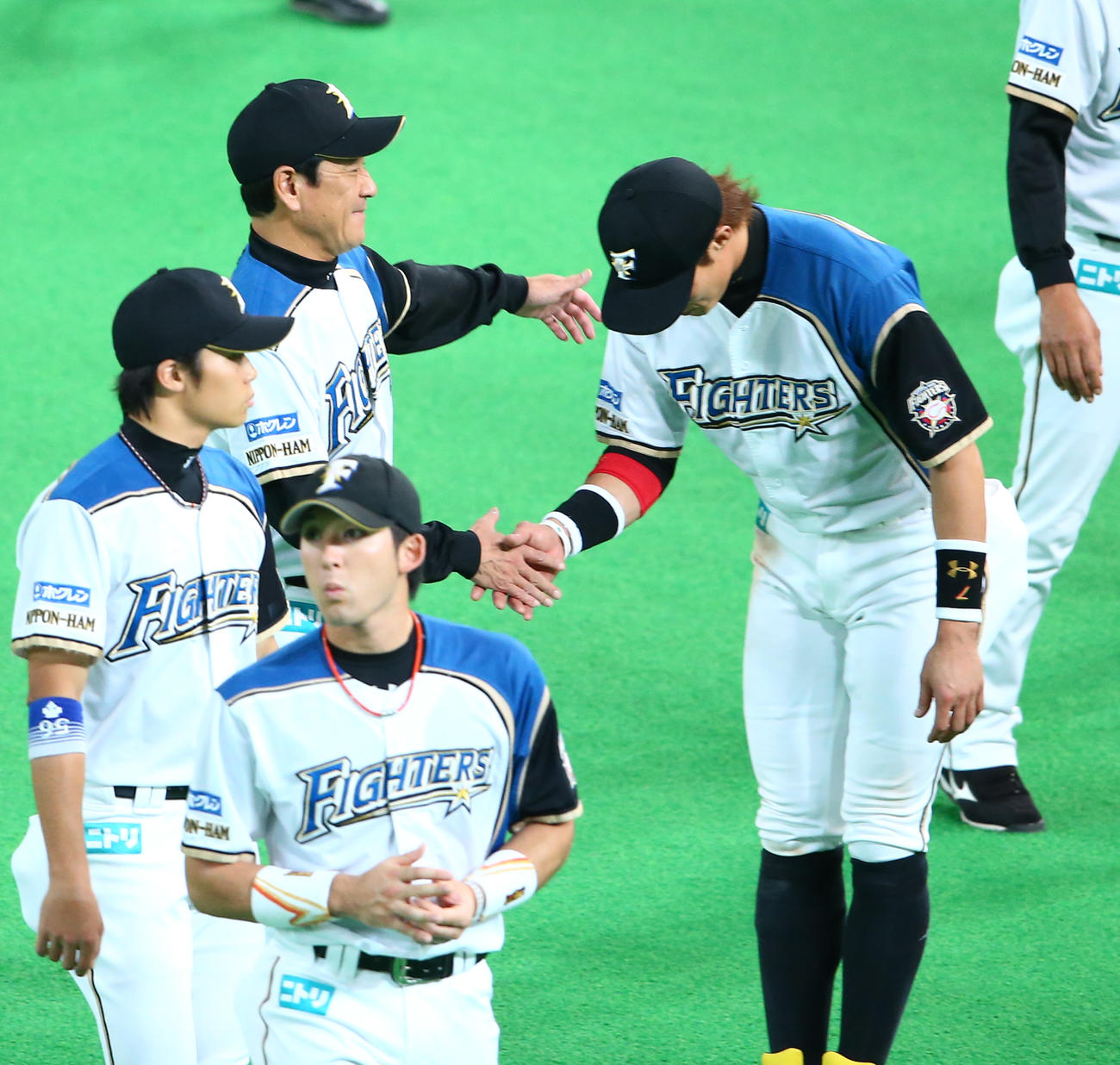 2012年10月　パ・クライマックスシリーズ・ファイナルステージ・第3戦　日本ハム対ソフトバンク　糸井（右）と握手する日本ハム栗山監督