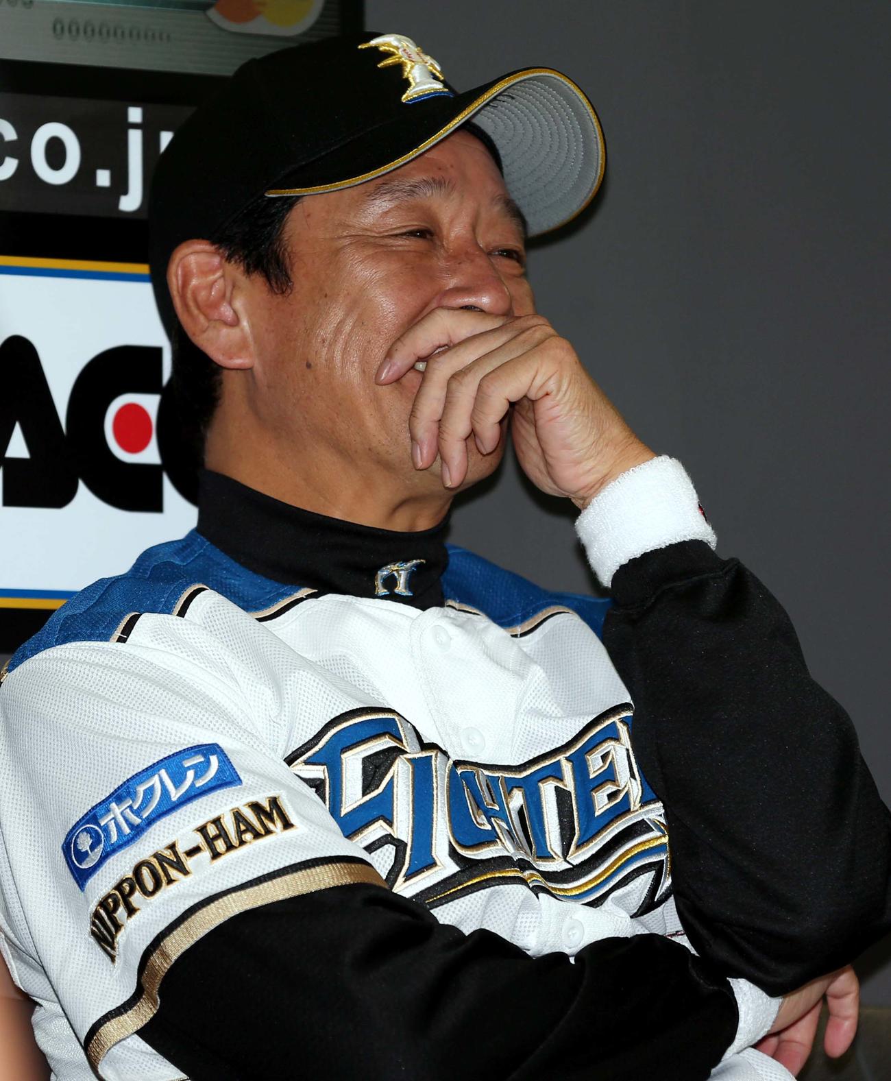 2012年9月　糸井と宮西のヒーローインタビューの様子を笑顔を交え感慨深げに聞く栗山監督