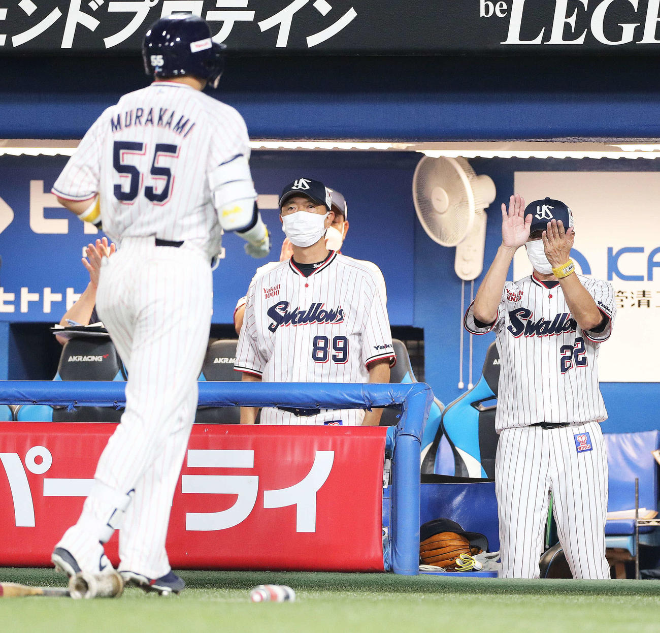 ヤクルト対巨人　9回裏ヤクルト2死一、二塁、55号となる左中間3点本塁打で生還する村上（左）を迎える高津監督（撮影・河田真司）