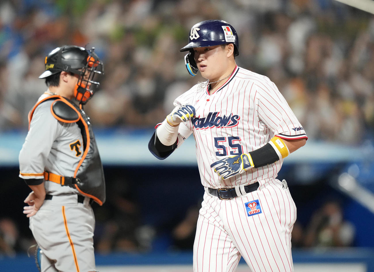 ヤクルト対巨人　9回裏ヤクルト2死一、二塁、55号の3点本塁打を放った村上は生還し、ユニホームを引っ張る（撮影・鈴木みどり）
