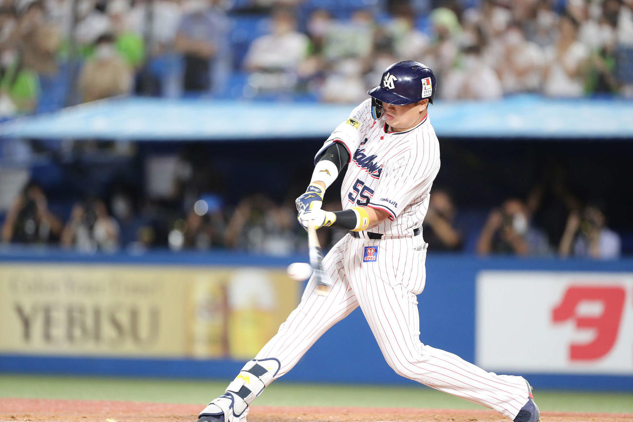 ヤクルト対巨人　9回裏ヤクルト2死一、二塁、55号となる左中間3点本塁打を放つ村上（撮影・河田真司）