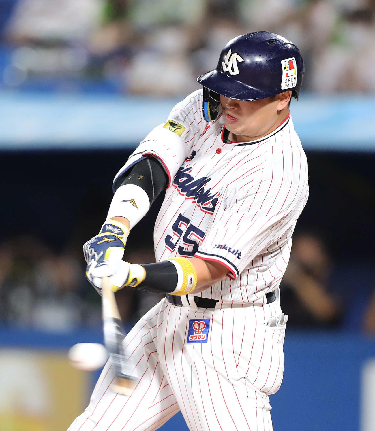 ヤクルト対巨人　9回裏ヤクルト2死一、二塁、55号となる左中間3点本塁打を放つ村上（撮影・河田真司）