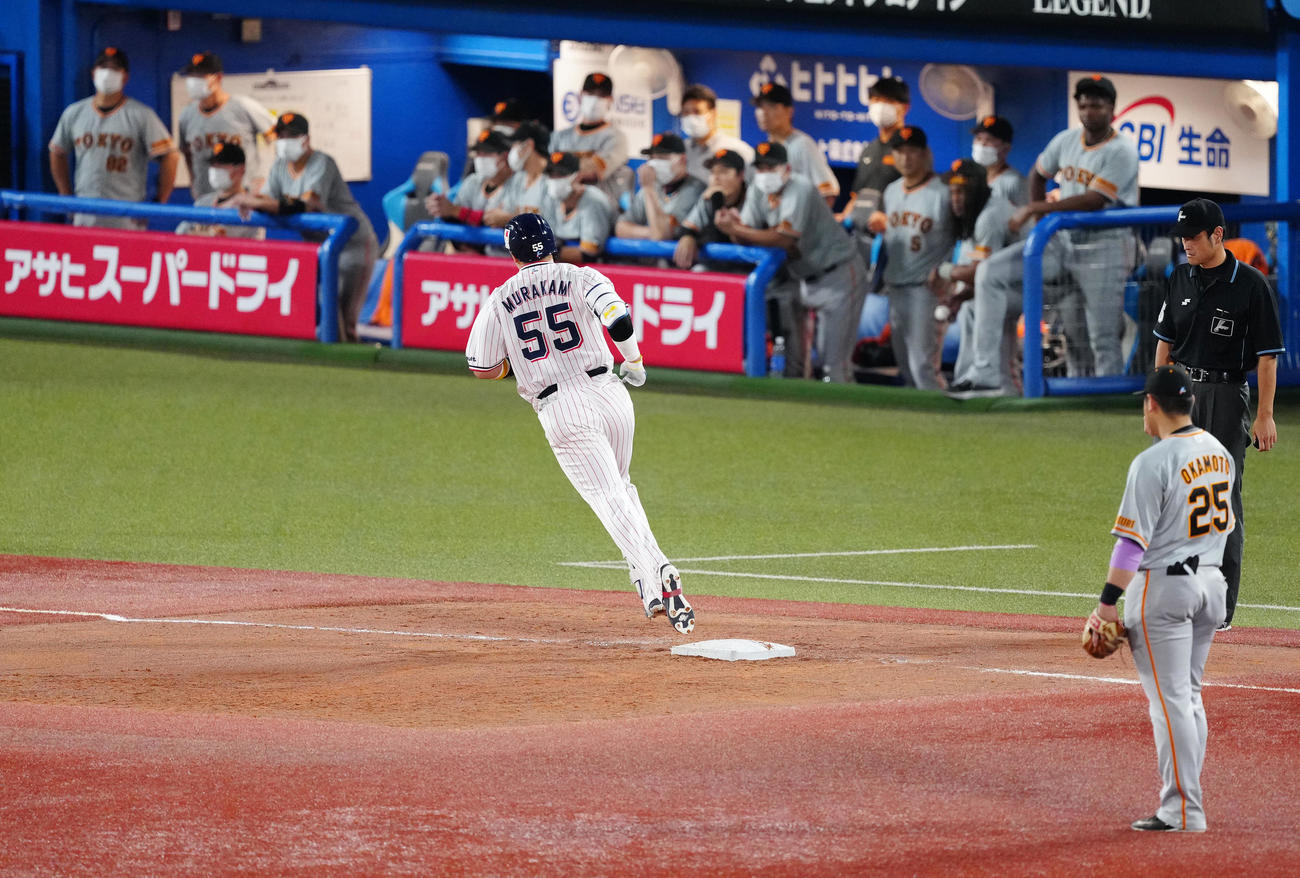 ヤクルト対巨人　9回裏ヤクルト2死一、二塁、左中間に55号となる3点本塁打を放ち、三塁を回る村上（撮影・江口和貴）