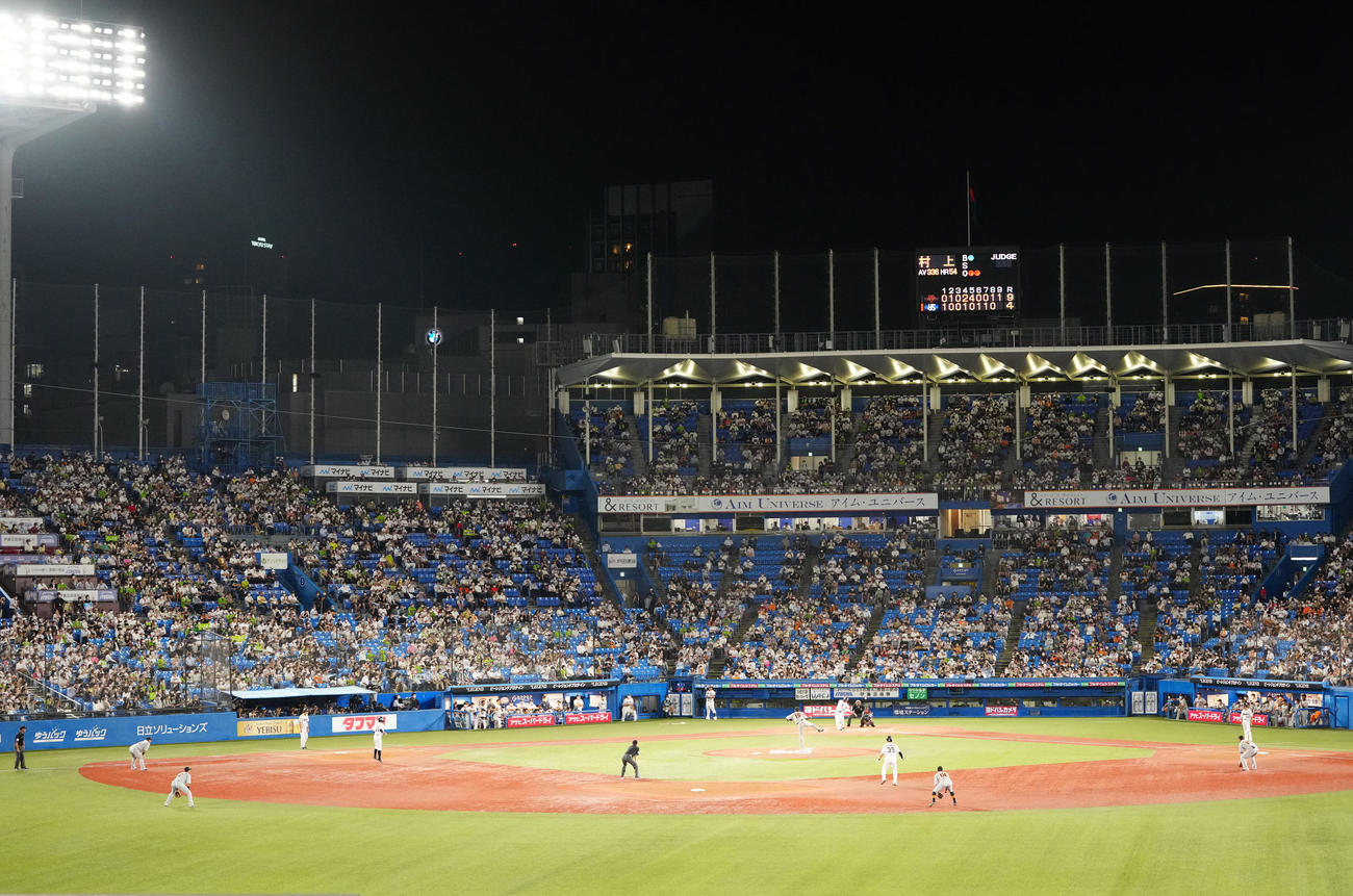 ヤクルト対巨人　9回裏ヤクルト2死一、二塁、左中間に55号となる3点本塁打を放つ村上。投手大勢（撮影・江口和貴）