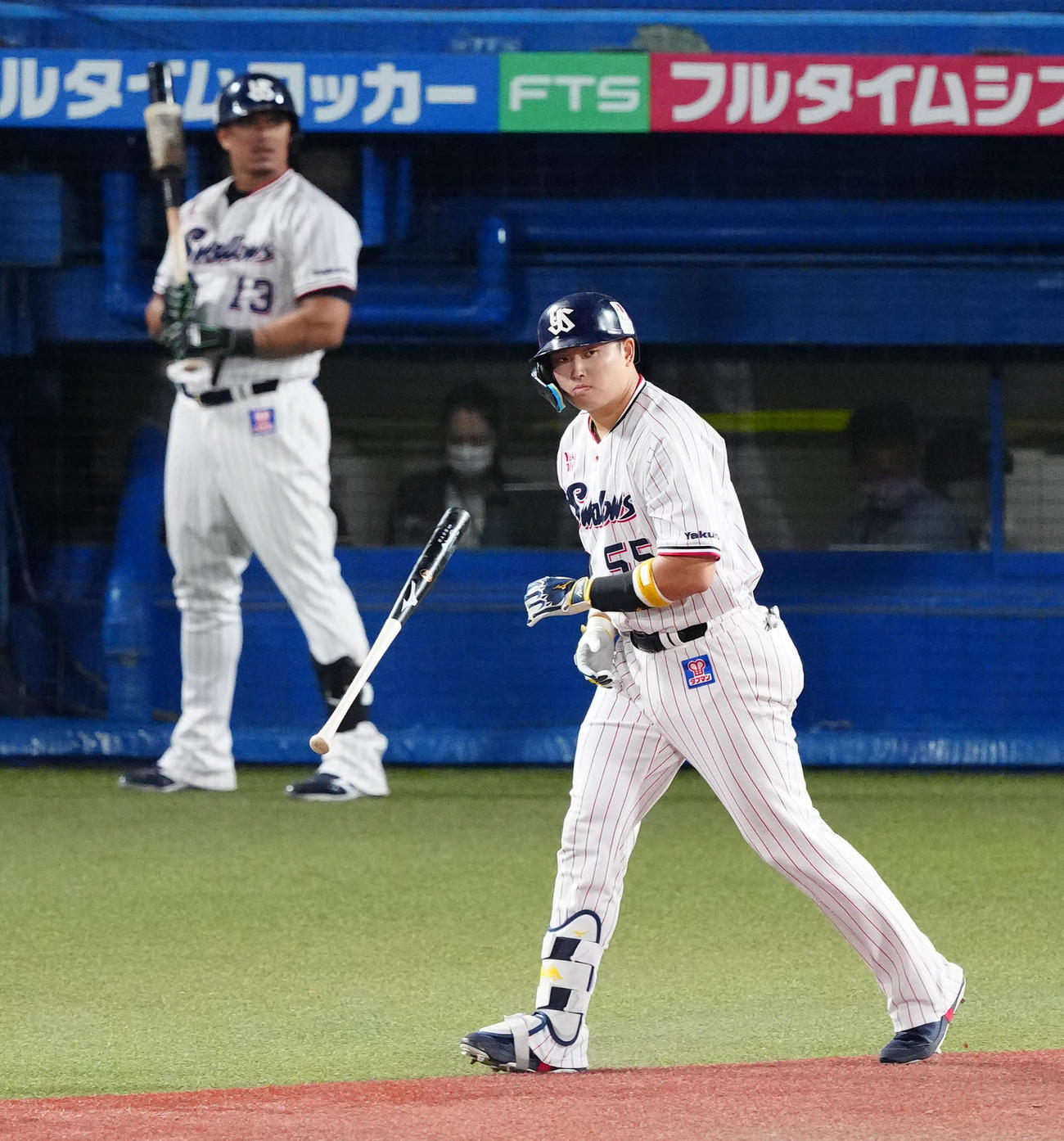 ヤクルト対巨人　9回裏ヤクルト2死一、二塁、左中間に55号となる3点本塁打を放った村上（撮影・江口和貴）