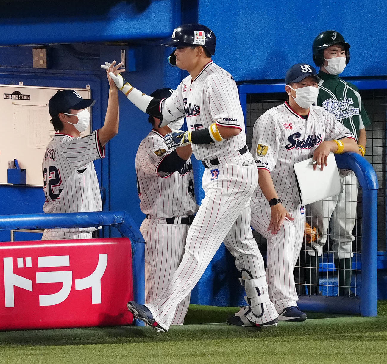 ヤクルト対巨人　9回裏ヤクルト2死一、二塁、55号となる3点本塁打を放ち、高津監督（左）とタッチを交わす村上（撮影・江口和貴）