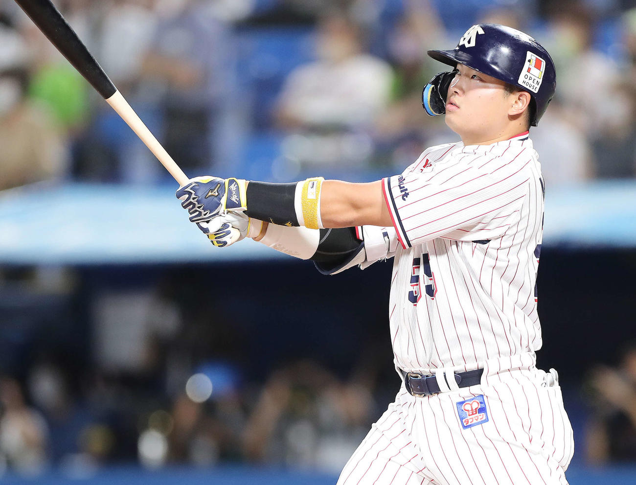 ヤクルト対巨人　9回裏ヤクルト2死一、二塁、55号となる左中間3点本塁打を放つ村上（撮影・河田真司）