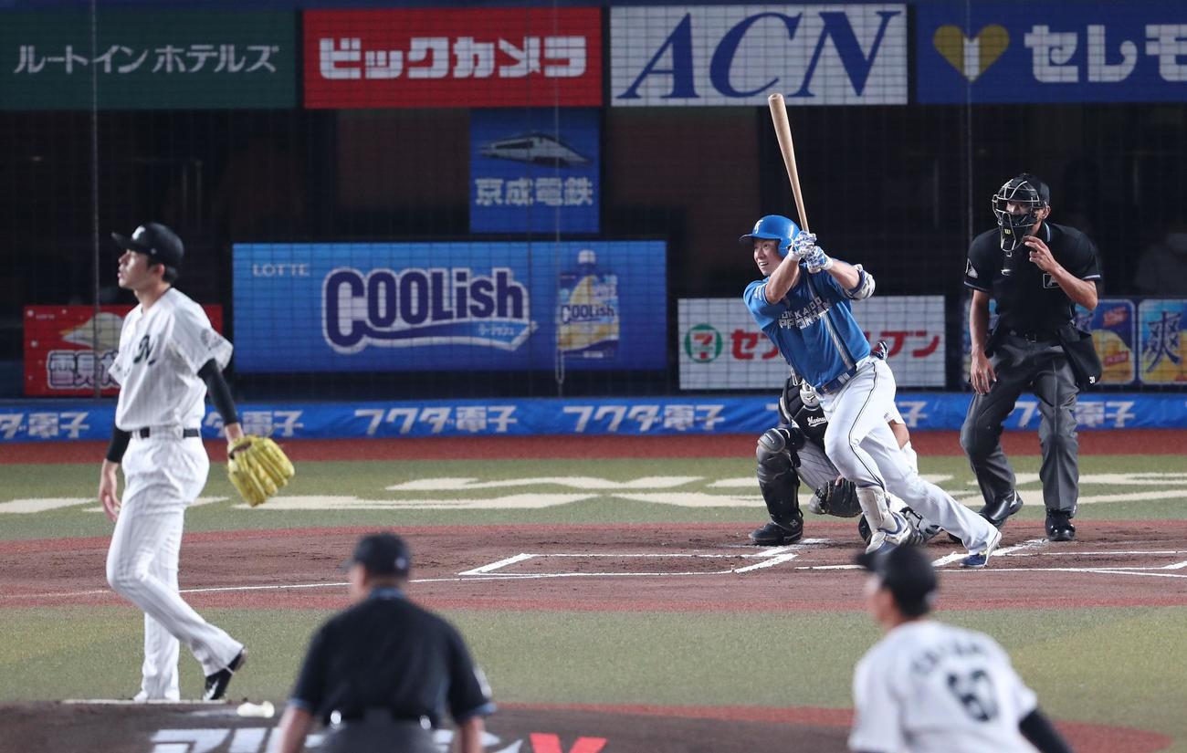 ロッテ対日本ハム　1回表日本ハム1死一塁、右前打を放つ松本剛（撮影・黒川智章）