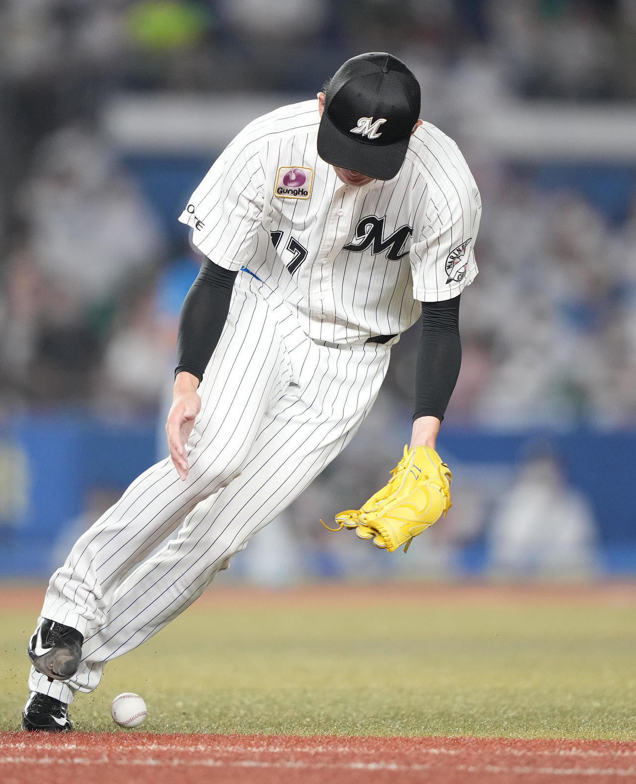 ロッテ対日本ハム　4回表日本ハム1死、上川畑のゴロを捕球できず、出塁を許す佐々木朗（撮影・鈴木みどり）