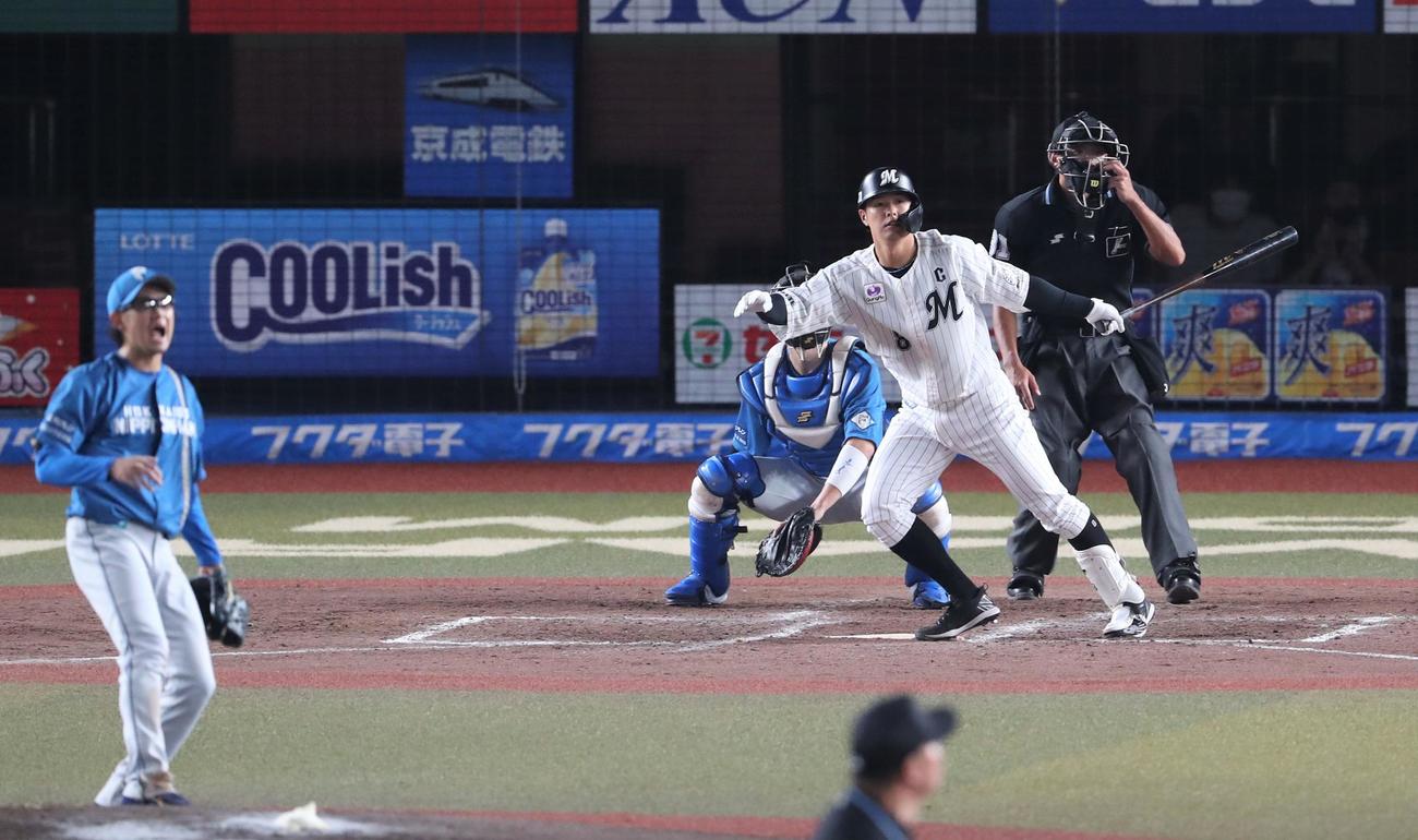 ロッテ対日本ハム　5回裏ロッテ1死二、三塁、左犠飛を放つ中村奨（撮影・黒川智章）