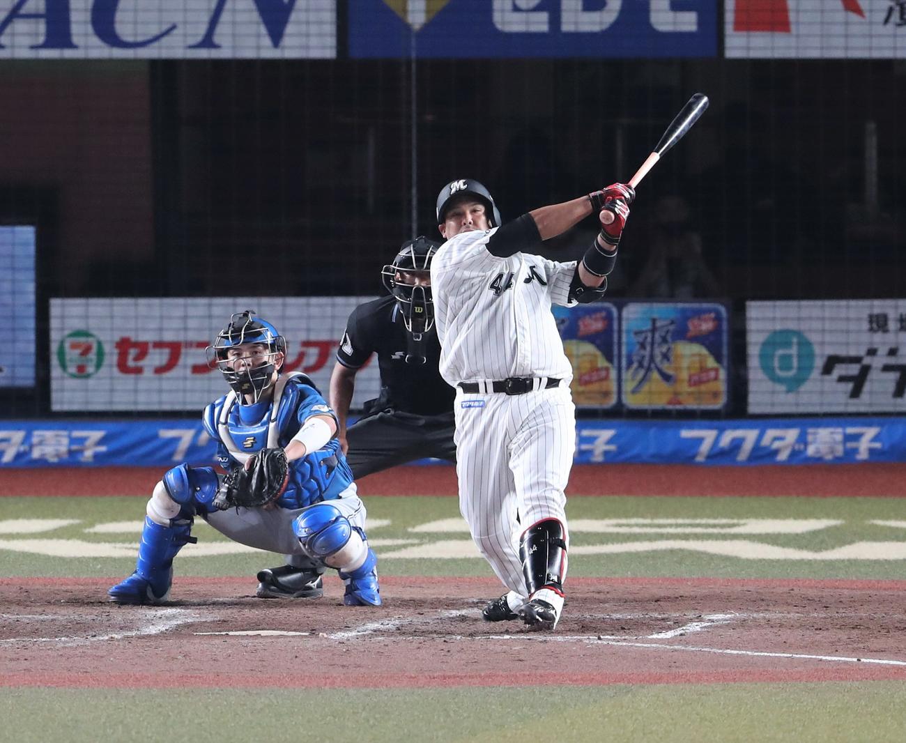ロッテ対日本ハム　5回裏ロッテ2死一、三塁、左前適時打を放つ井上（撮影・黒川智章）