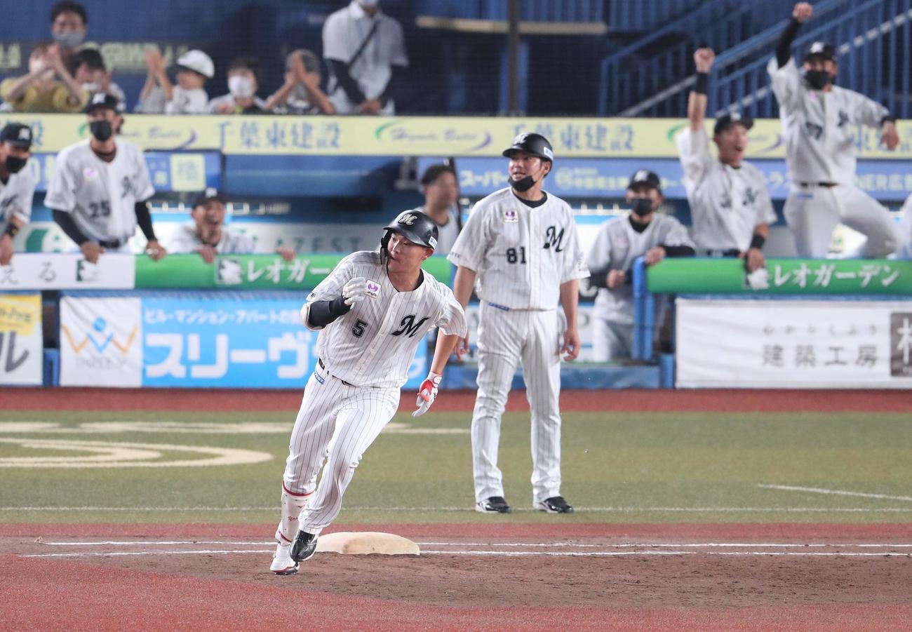 ロッテ対日本ハム　5回裏ロッテ2死一、二塁、右越え2点適時二塁打を放つ安田（撮影・黒川智章）
