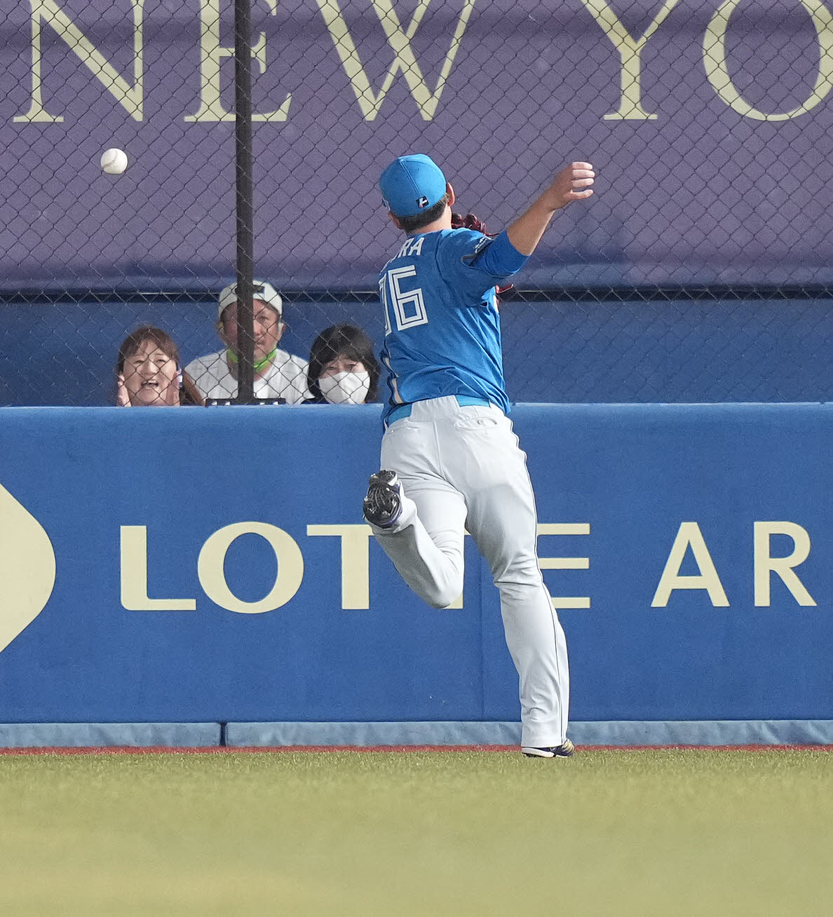 ロッテ対日本ハム　5回裏ロッテ2死一、二塁、安田の打球を捕れず、右2点適時二塁打を許す右翼手木村（撮影・鈴木みどり）