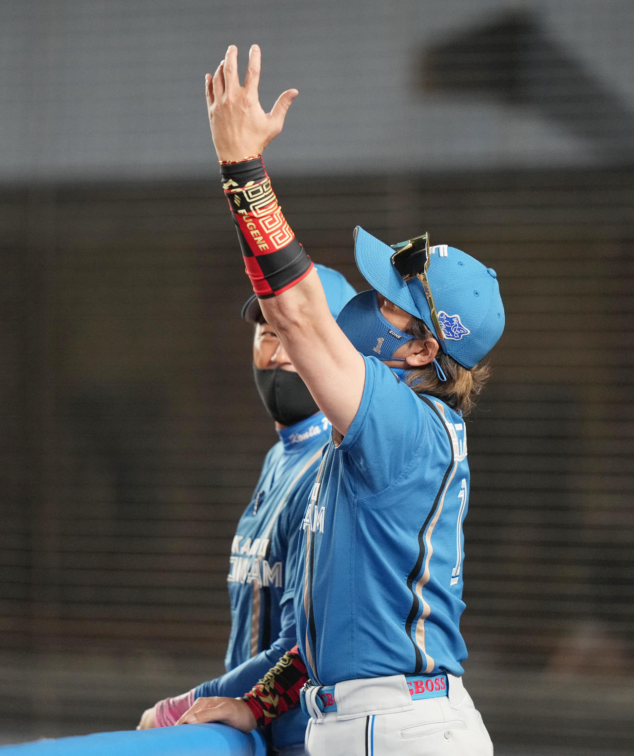 ロッテ対日本ハム　5回裏、ベンチで左手を伸ばす日本ハム新庄監督（撮影・鈴木みどり）
