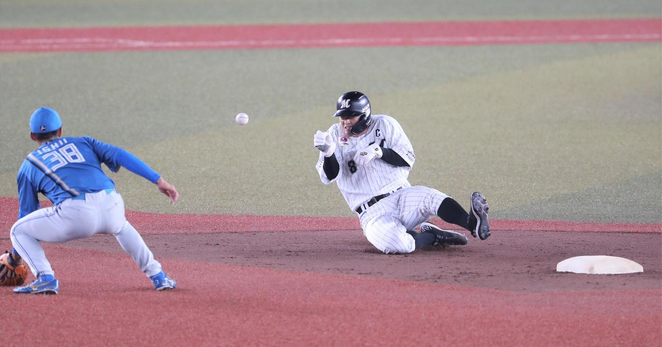 ロッテ対日本ハム　6回裏ロッテ2死一、三塁、通算100盗塁を決める一塁走者中村奨（撮影・黒川智章）