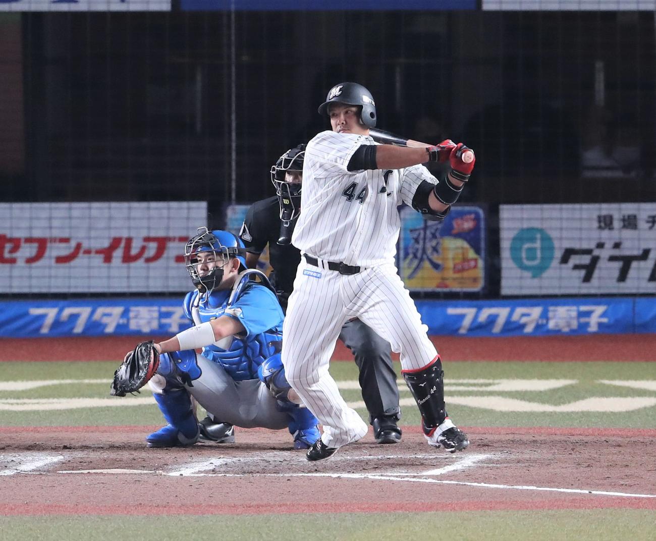 ロッテ対日本ハム　6回裏ロッテ2死二塁、右翼線に適時二塁打を放つ井上（撮影・黒川智章）