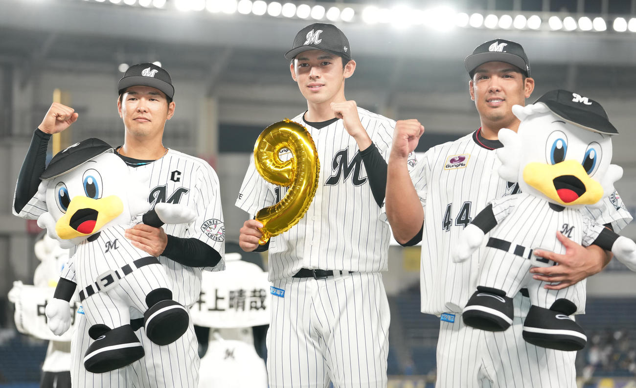 ロッテ対日本ハム　9勝目のロッテ佐々木朗（中央）は中村奨（左）、井上と記念撮影（撮影・鈴木みどり）