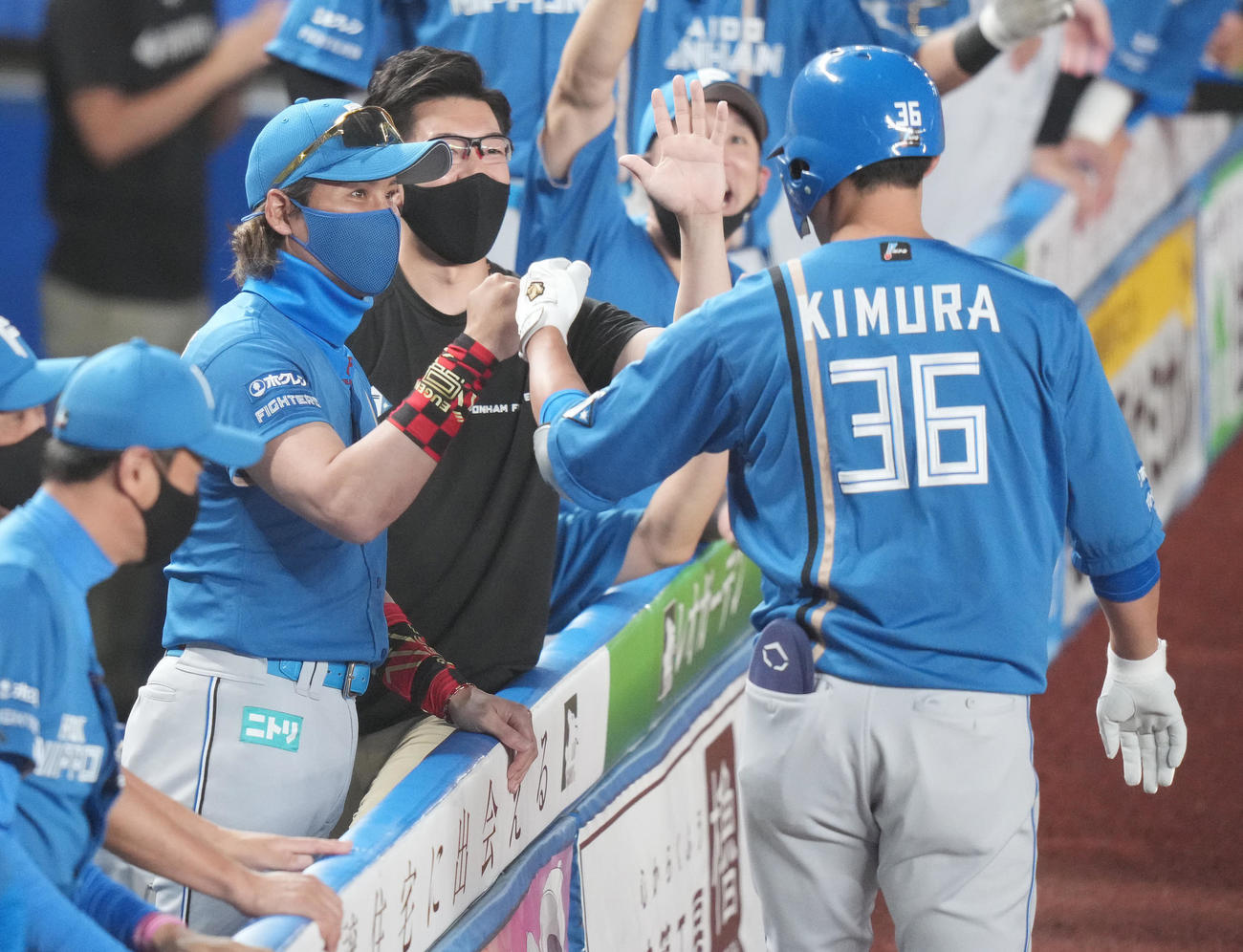 ロッテ対日本ハム　1回表日本ハム無死、先頭打者本塁打を放った木村（右）を迎える新庄監督（撮影・鈴木みどり）