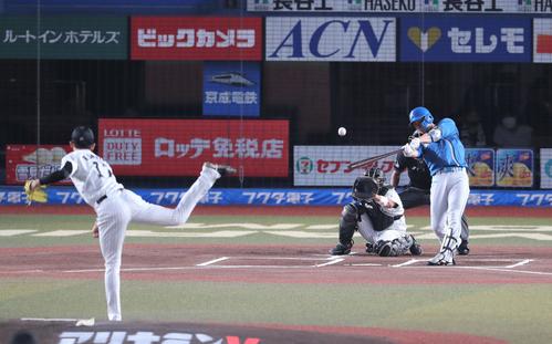 ロッテ対日本ハム　1回表日本ハム無死、中越え本塁打を放つ木村（撮影・黒川智章）