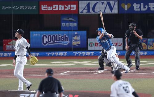 ロッテ対日本ハム　1回表日本ハム1死一塁、右前打を放つ松本剛（撮影・黒川智章）