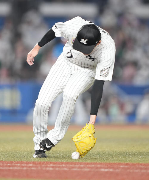 ロッテ対日本ハム　4回表日本ハム1死、上川畑のゴロを捕球できず、出塁を許す佐々木朗（撮影・鈴木みどり）