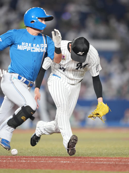 ロッテ対日本ハム　4回表日本ハム1死、上川畑のゴロを捕球できず、出塁を許す佐々木朗（撮影・鈴木みどり）