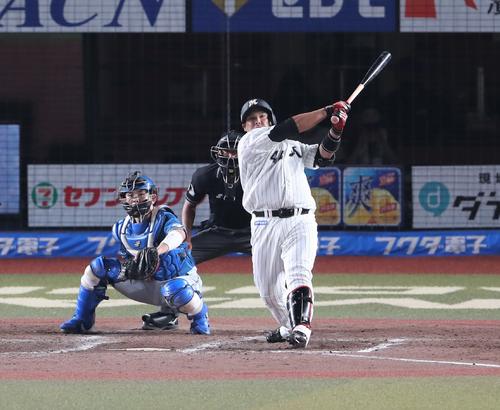 ロッテ対日本ハム　5回裏ロッテ2死一、三塁、左前適時打を放つ井上（撮影・黒川智章）