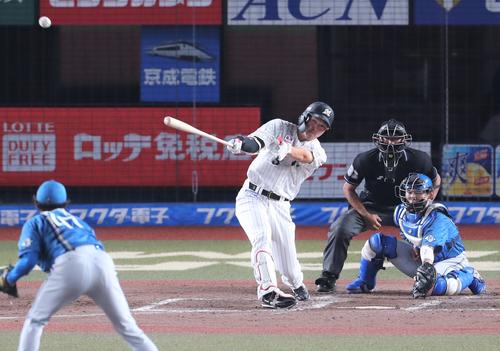 ロッテ対日本ハム　5回裏ロッテ2死一、二塁、右越え2点適時二塁打を放つ安田（撮影・黒川智章）