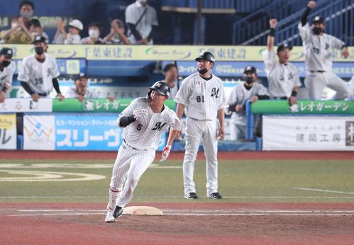 ロッテ対日本ハム　5回裏ロッテ2死一、二塁、右越え2点適時二塁打を放つ安田（撮影・黒川智章）