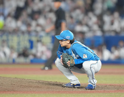ロッテ対日本ハム　5回裏ロッテ2死一、三塁、井上に左前適時打を浴び、しゃがみこむ鈴木（撮影・鈴木みどり）